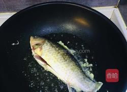 锅仔小鲫鱼的做法图解3