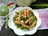 猪颈肉炒四季豆的做法[图]