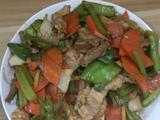 家常五花肉炒辣椒的做法[图]