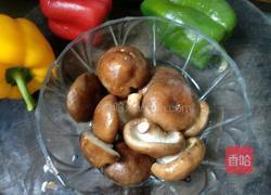 腊肠豆腐香菇煲的做法图解1