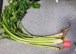 芹菜火腿鸡蛋软烧的做法图解1