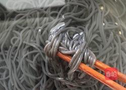 凉拌蕨根粉的做法图解1