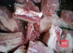 莲藕玉米排骨汤的做法图解1