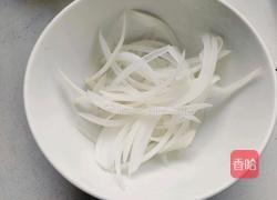洋葱鸡蛋饼的做法图解1