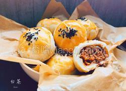 中秋必吃的梅干菜鲜肉月饼，外皮酥脆，内馅鲜香好吃到爆