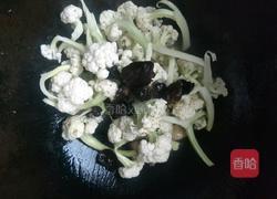 家常快手无花肉木耳炒松花的做法图解5