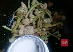 家常快手无花肉木耳炒松花的做法图解8