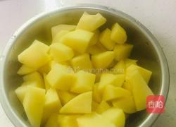 土豆烧牛腩的做法图解1