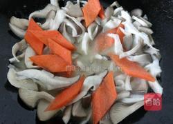 平菇胡萝卜炒鸡蛋的做法图解4