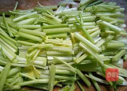 芹菜沙鱼汤的做法图解3