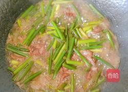 快手好吃的下饭菜蒜苔炒肉的做法图解4