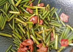 快手好吃的下饭菜蒜苔炒肉的做法图解5