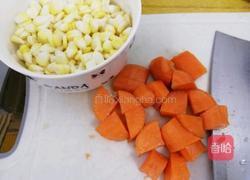 胡萝卜玉米猪肉饺的做法图解1
