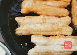 炸油条的做法图解3