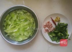 莴苣青椒炒肉丝的做法图解1