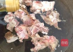 排骨炖土豆的做法图解1