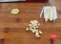 土豆炖鸡腿的做法图解1