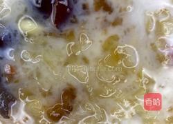 牛奶银耳桃胶莲子羹的做法图解5
