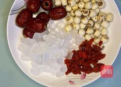 牛奶银耳桃胶莲子羹的做法图解2
