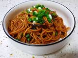 让肉串儿流口水的葱油拌面的做法[图]