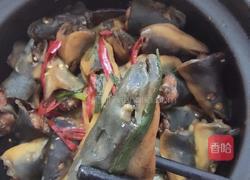 砂锅闷鳗鱼头的做法图解6