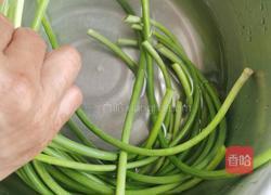 蒜苔炒肉丝的做法图解1