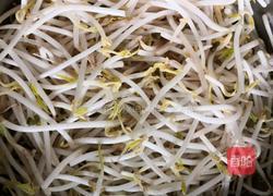 胡萝卜丝炒豆芽的做法图解1