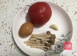 番茄鸡蛋炒面的做法图解1