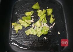 辣味木耳炒腐竹的做法图解3