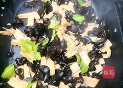 辣味木耳炒腐竹的做法图解5