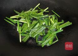 绿豆芽炒韭菜的做法图解1