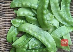 荷兰豆炒腊肠的做法图解2