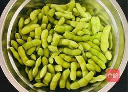 凉拌毛豆的做法图解1