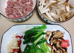 平菇炒肉的做法图解1