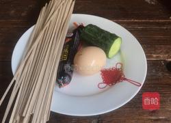 火腿鸡蛋拌面的做法图解1