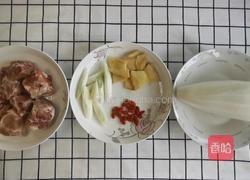白萝卜排骨汤的做法图解1