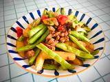 干锅肉丁配土豆四季豆的做法[图]