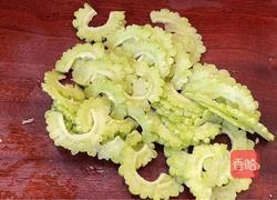 苦瓜炒鸡蛋的做法图解2