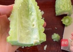 苦瓜炒鸡蛋的做法图解1