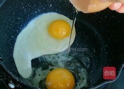 肉丸子鸡蛋热汤面的做法图解1
