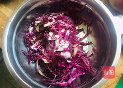 凉拌花生香芹紫甘蓝的做法图解1