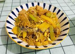 黄豆芽芹菜土豆卤面