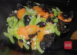 黑木耳炒胡萝卜西芹的做法图解7