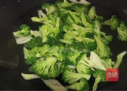 西兰花炒虾仁的做法图解3
