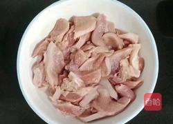 猪舌炒荷兰豆的做法图解2
