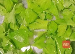 芹菜叶胡萝卜鸡蛋饼的做法图解2