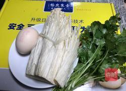 凉拌鸡蛋金针菇卷的做法图解1