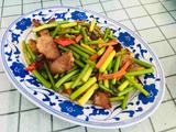 蒜苔胡萝卜炒腊肉