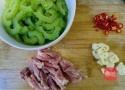 苦瓜炒肉的做法图解2