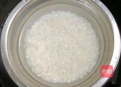 大米鹌鹑蛋蒸肉丸的做法图解1